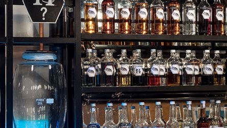 Bildet viser flasker i baren på utestedet Himkok i Oslo. Himkok er kåret til en av verdens beste cocktailbarer.